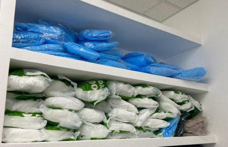 Посадовців Закарпатської ОДА підозрюють у розтраті 29,5 млн грн під час закупівлі масок та захисних костюмів для медиків