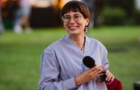 Зінґер намагається зрозуміти, як можна виправдовувати Бога, якщо той дозволяє дуже багато кровопролиття — Ярослава Стріха