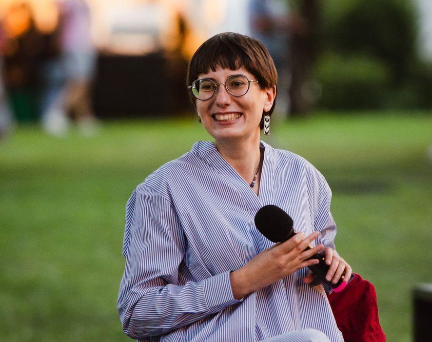 Зінґер намагається зрозуміти, як можна виправдовувати Бога, якщо той дозволяє дуже багато кровопролиття — Ярослава Стріха