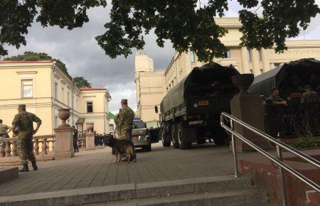 На вулицях Мінська військова техніка, силовики оточують будівлі та площі (фото)
