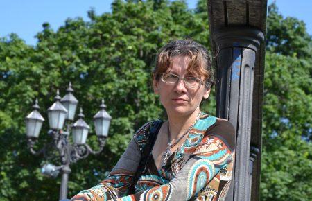 Ця війна специфічна, на її фоні можна усе, що завгодно: одружуватися, мати дивний паспорт — переселенка зі Стаханова