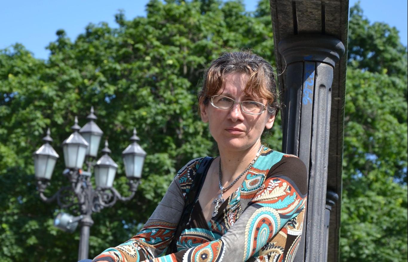 Ця війна специфічна, на її фоні можна усе, що завгодно: одружуватися, мати дивний паспорт — переселенка зі Стаханова