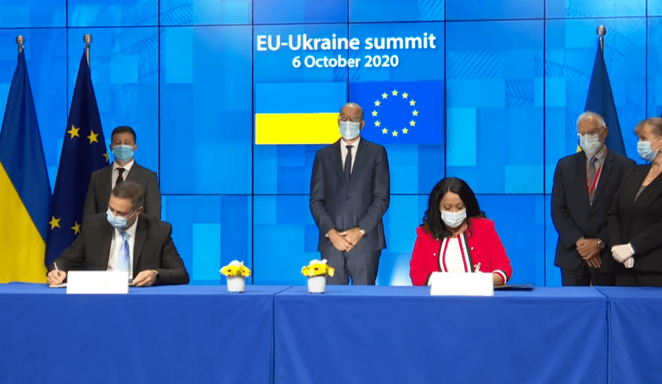 У Брюсселі на саміті Україна-ЄС підписали угоду щодо модернізації «Укрпошти»