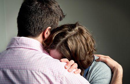 «Постійно думала, що маю зараз гуляти з коляскою». Як батьки переживають перинатальну втрату?