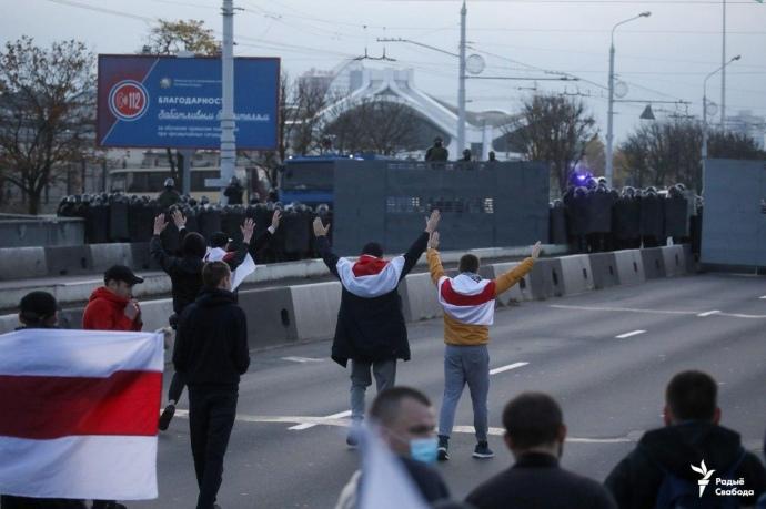 В Минске силовики во время протестов стреляли в воздух и бросали светошумовые гранаты