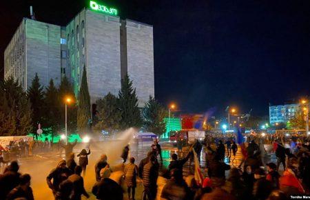 Акції протесту у Грузії: проти мітингарів застосували водомети