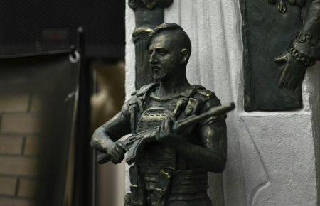 Щоб додати постаті воїна людяності, у бокову кишеню штанів ми «посадили» кошеня — Пруцаков про скульптурну композицію Василю Сліпаку