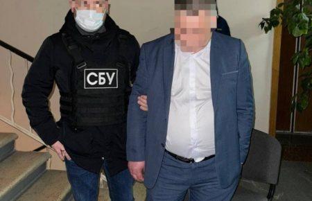 Посадовця з Житомирської ОДА затримали на хабарі, він вимагав відкат за виділення «ковідних» коштів лікарні