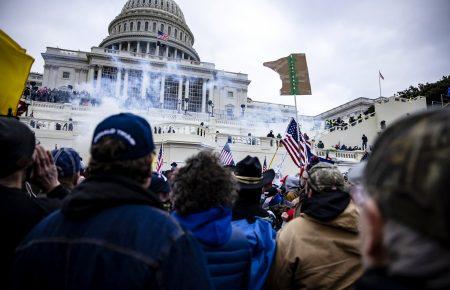 «Повільна реакція поліції» та «загроза нацбезпеці» — огляд преси щодо подій під Капітолієм
