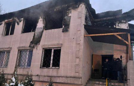 Пансіонат для літніх людей, де сталася пожежа, працював нелегально, всі вікна були заґратовані — журналістка з місця події
