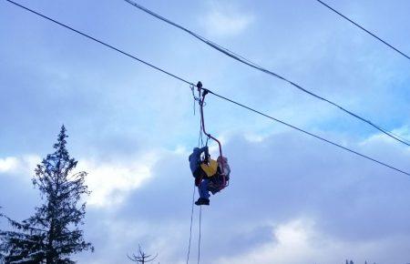 У Славському на Львівщині зупинився крісельний підйомник, ДСНС знімає із нього туристів
