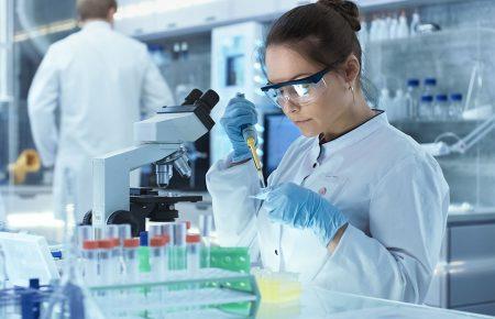 Коли можуть з’явитися ліки від COVID-19 та як Україна долучається до розробки?