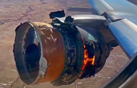 Boeing рекомендувала зупинити польоти окремих літаків 777 після загоряння двигуна у США