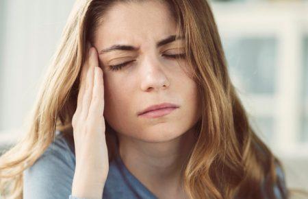 Перш ніж говорити про побічні ефекти вакцини, треба згадати скільки людей щодня помирають від COVID-19 — імунолог