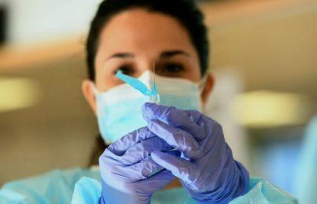 ВООЗ поки не рекомендує комбінувати різні вакцини проти коронавірусу