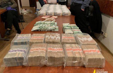 Затримання на хабарі брата голови ОАСК: НАБУ під час обшуків знайшло $3,7 млн та €840 тисяч готівкою