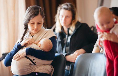 В українському суспільстві засуджують жінок, які не годують дітей грудьми — педіатриня