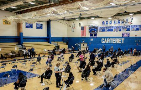 У США у всіх штатах починають вакцинувати проти COVID-19 усе доросле населення