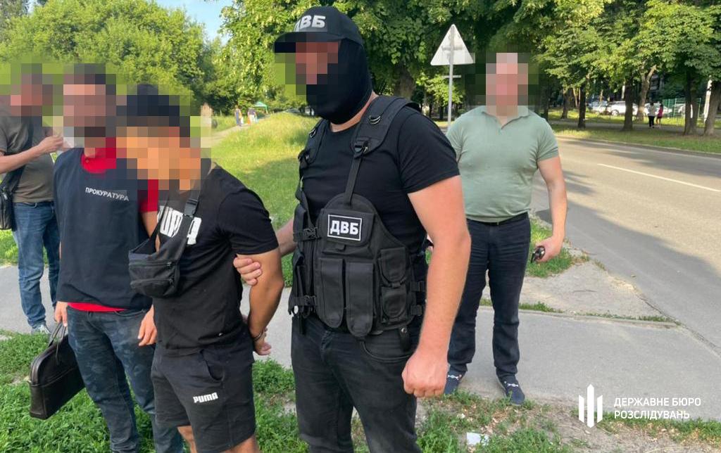 У Харкові патрульний поліцейський збував наркотики через «закладки» — ДБР