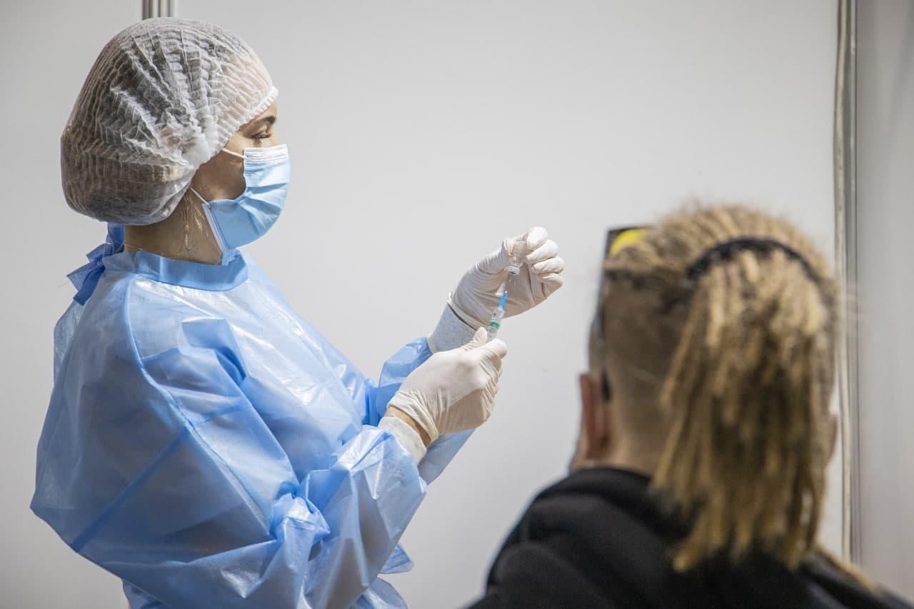 Цими вихідними у Києві вакцинацію для зареєстрованих через «Дію» організують у два потоки