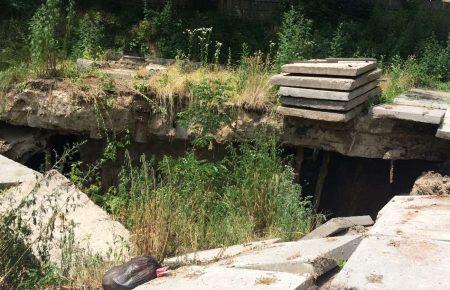 Ситуація катастрофічна, бетонні плити йдуть під землю, а поряд метро і лікарня — активістка про стан колектора у Голосіївському районі