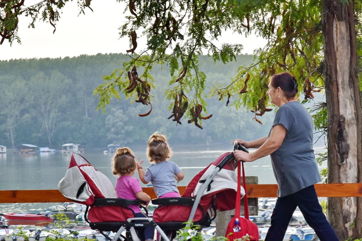 Люди народжують першу дитину пізніше — наукова співробітниця Інституту демографії