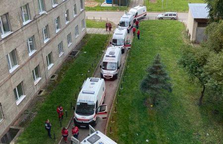 Біля однієї з лікарень Львова черги з карет швидкої, які доправляють хворих на COVID-19