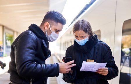 На вокзалах у 18 людей виявили COVID-19, ще 18 пасажирів не мали потрібних документів
