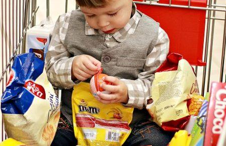 Скоро свята: скільки цукерок безпечно давати дитині?