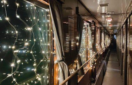 У потязі «Київ-Чоп» з’явився «святковий» вагон (фото)