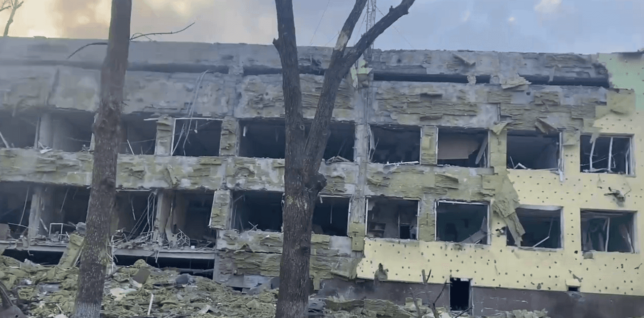 Армія рф вдарила по лікарні у Маріуполі: влучання у пологовий та дитяче відділення