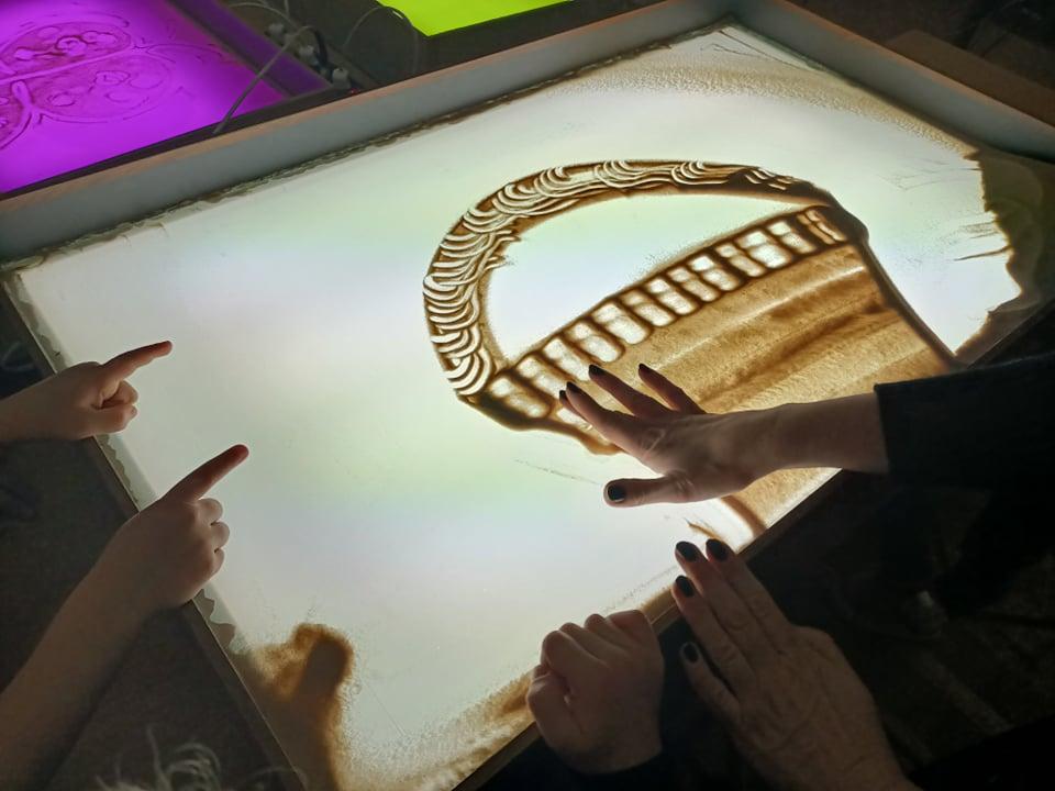 Виражають свій страх та пережите: у Хмельницькому діти-переселенці навчаються пісочної анімації