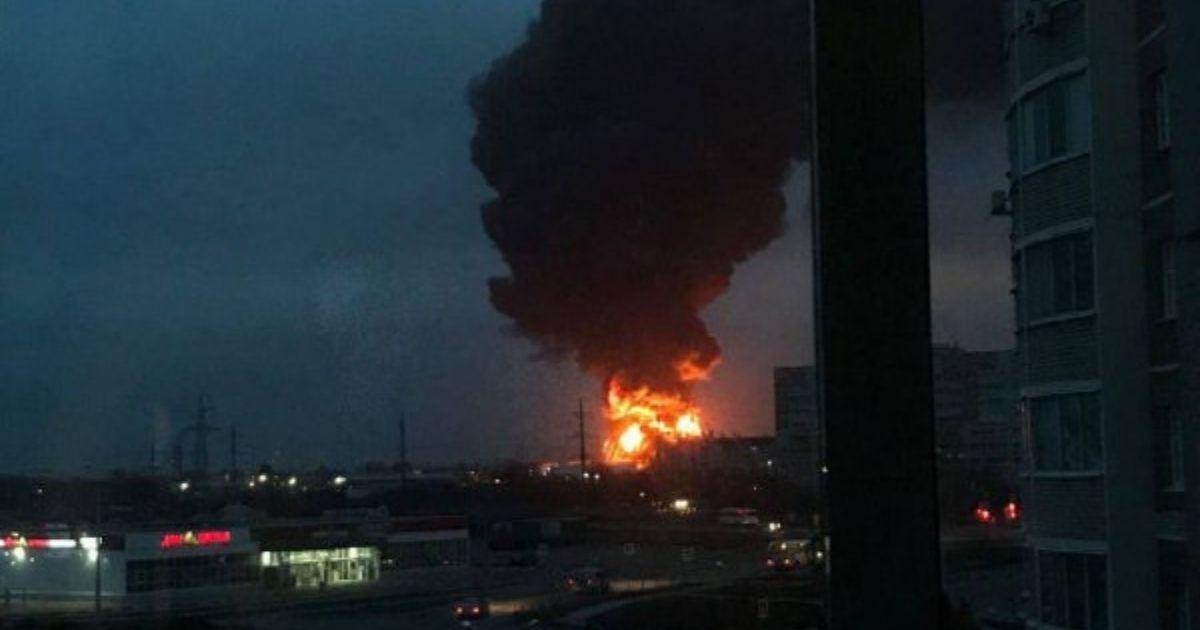 В российском Белгороде горит нефтебаза, росЗми обвиняют украинскую авиацию