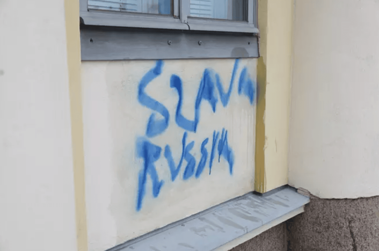 На государственных зданиях в центре Хельсинки появились пророссийские надписи (фото)