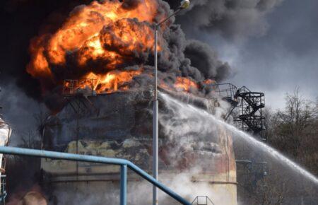 Чи є в Україні паливо після ударів російської армії по нафтобазах?