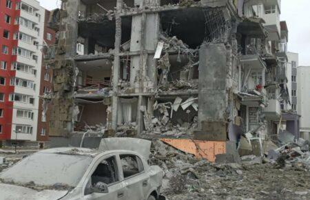 «Не могла знайти під завалами доньку» — історія родини, яка пережила авіаудар у Бучі