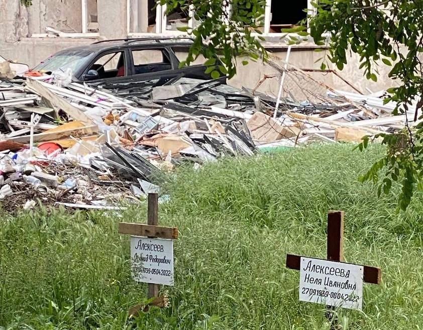 У Маріуполі знайшли ще одну братську могилу — під завалами понад 100 тіл