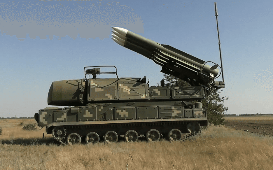 Над Хмельниччиною збили три російські ракети: від уламків загорілися поля