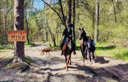 «Із 32 коней вижили 14»: історія власниці стайні, яку російські окупанти знищили в Гостомелі