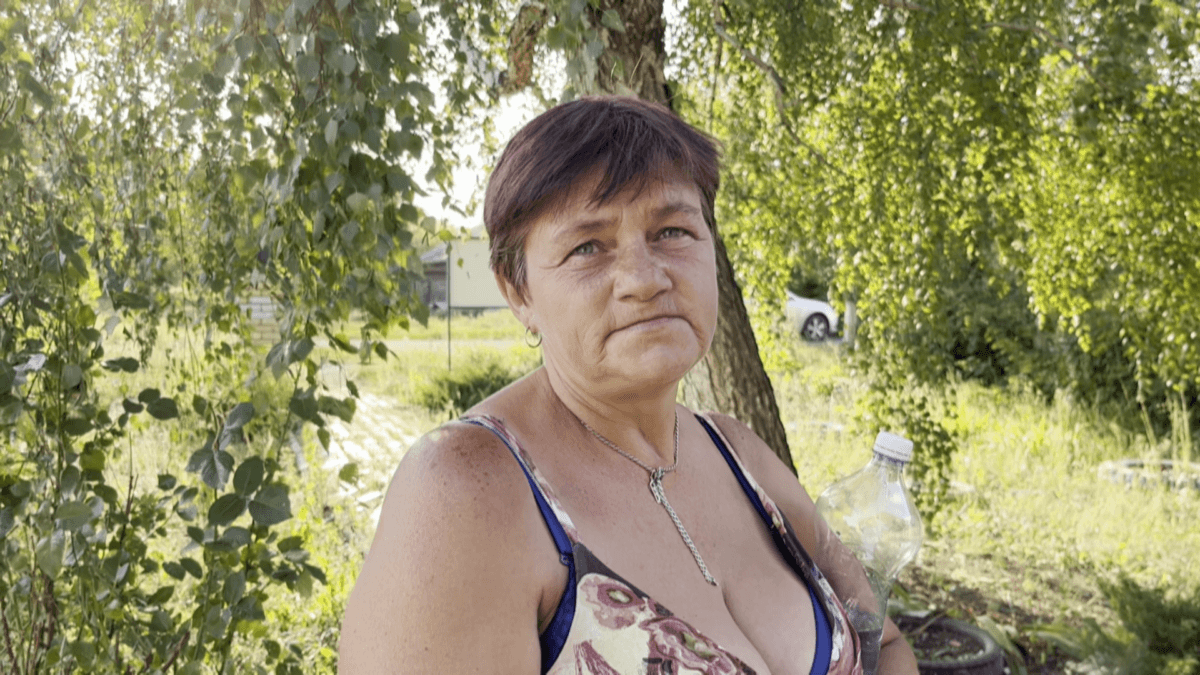 Швиденько за кутом приготували поїсти — і назад у підвал: фоторепортаж з Курдюмівки на Донеччині