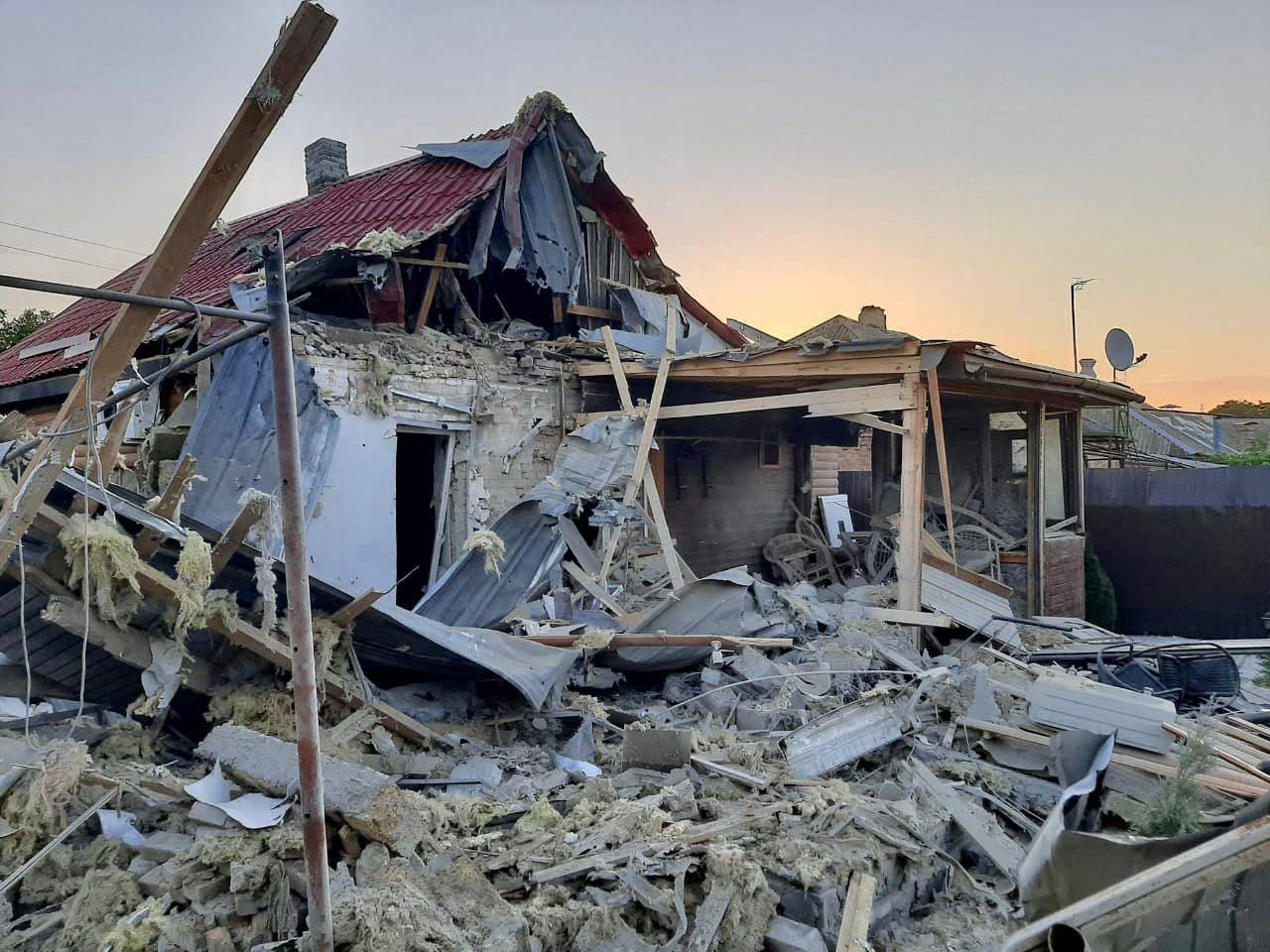 Російські окупанти обстріляли Дніпропетровщину — постраждали школа, будинки та газогони