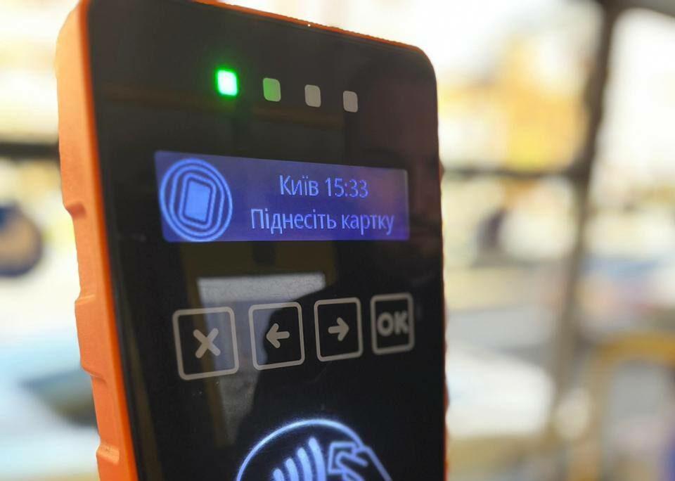 У Києві з'явилася можливість платити банківською карткою в транспорті, відсьогодні послуга доступна на низці маршрутів