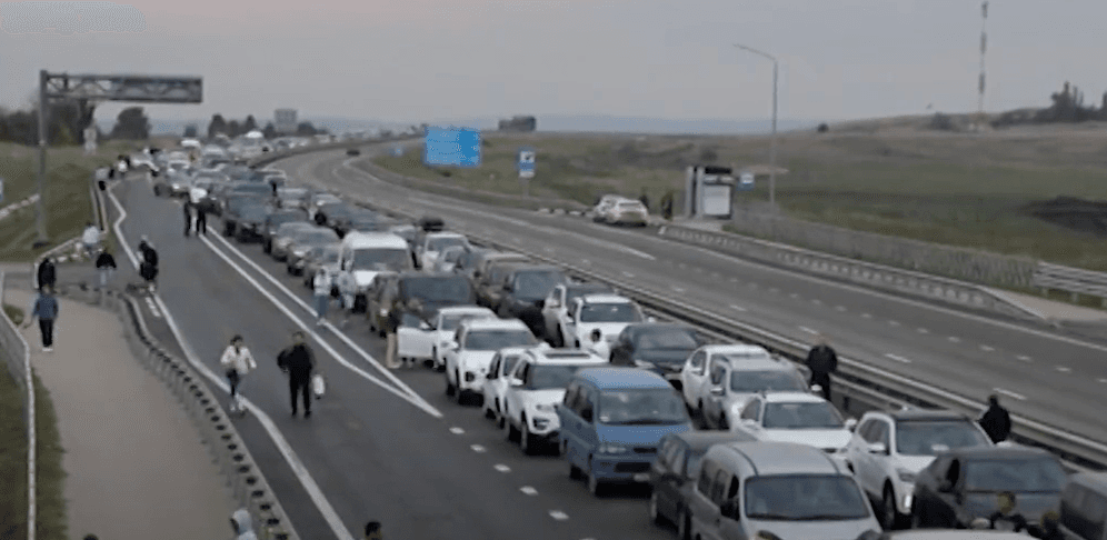 Вчера на Крымском мосту очередь из машин растянулась на 22 км (видео)