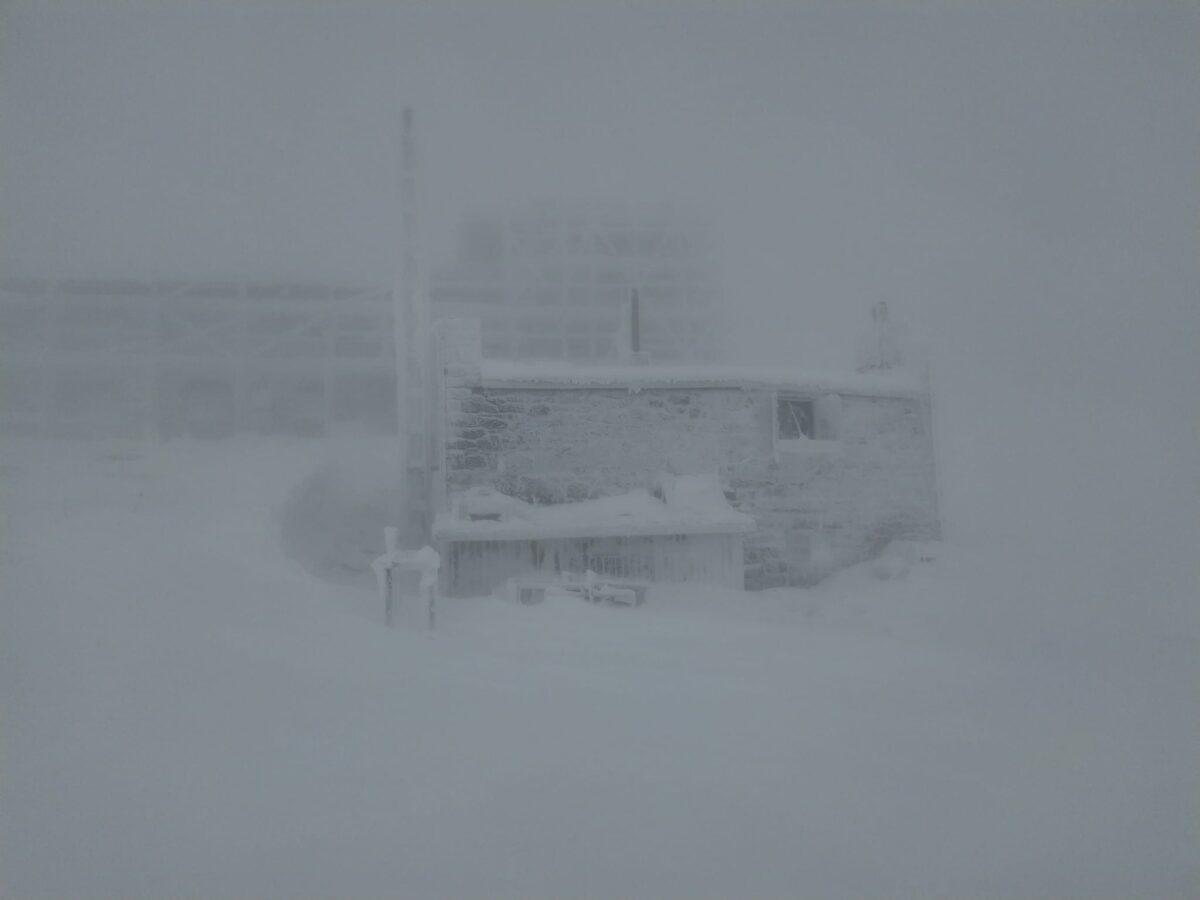 Рятувальники показали, як сніжить на горі Піп Іван і закликали утриматися від виходу у високогір'я