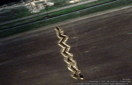 Опублікували супутникові знімки, як російські окупанти почали рити окопи на півночі Криму