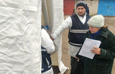 «Багато хто знає номери могил, у яких обіцяли поховати їхніх рідних»: як мобільна ДНК-лабораторія збирає дані на Харківщині