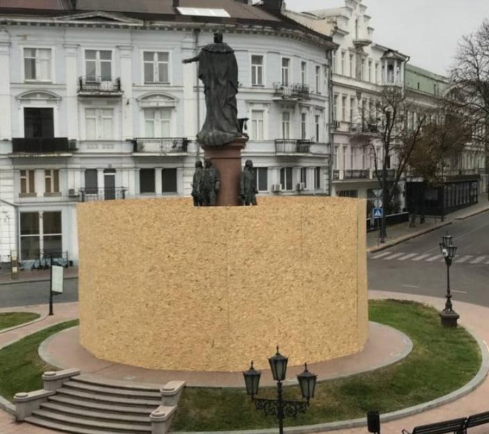 В Одесі пам'ятник Катерині ІІ закрили огорожею