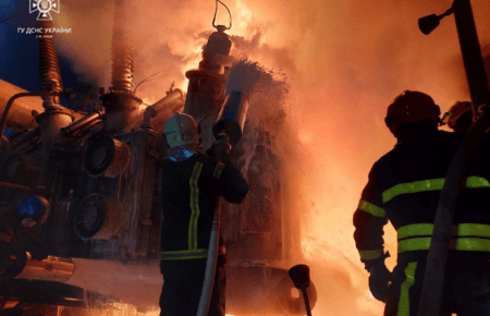 Столичные спасатели показали ликвидацию последствий утреннего обстрела (ФОТО)