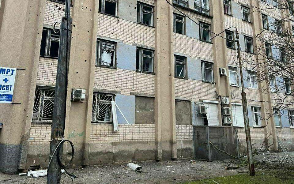 Російські окупанти обстріляли лікарню у Херсоні: снаряди влучили у пологове відділення