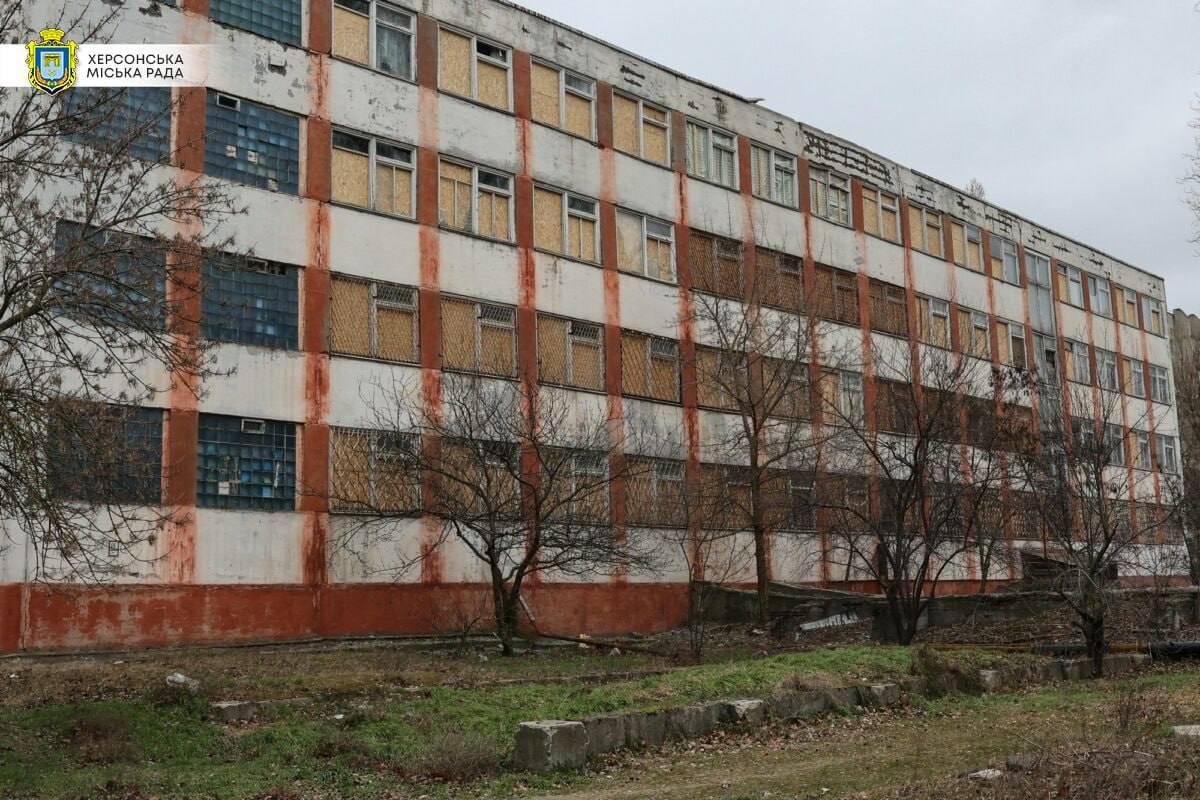 Оккупанты вечером и утром обстреливали Херсон, повреждена церковь и дома